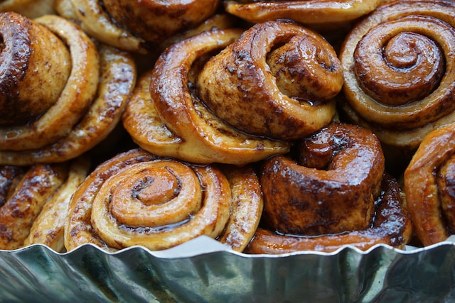 how much to charge for homemade cinnamon rolls